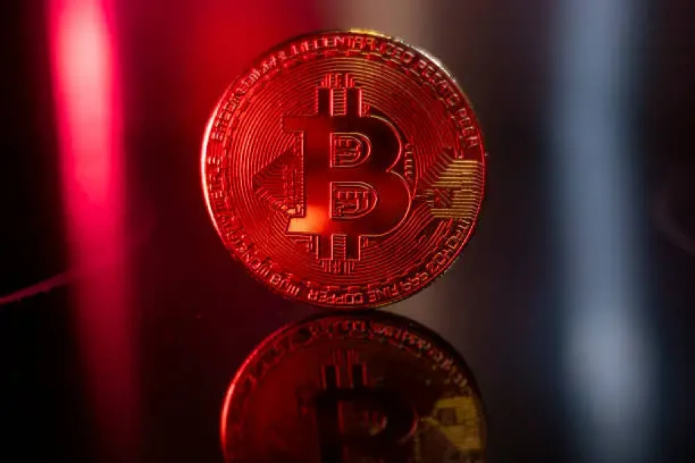 Биткоин пробил многомесячный треугольник, продавцы давят