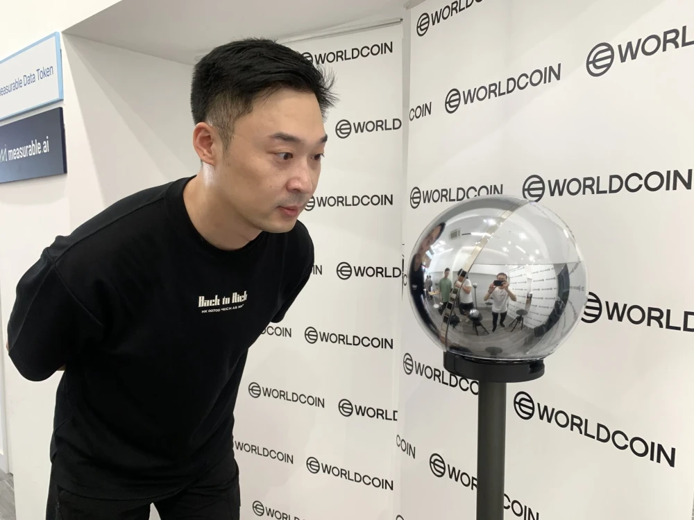 Worldcoin falls 10% despite Zoom, DocuSign, Tinder integrating World ID