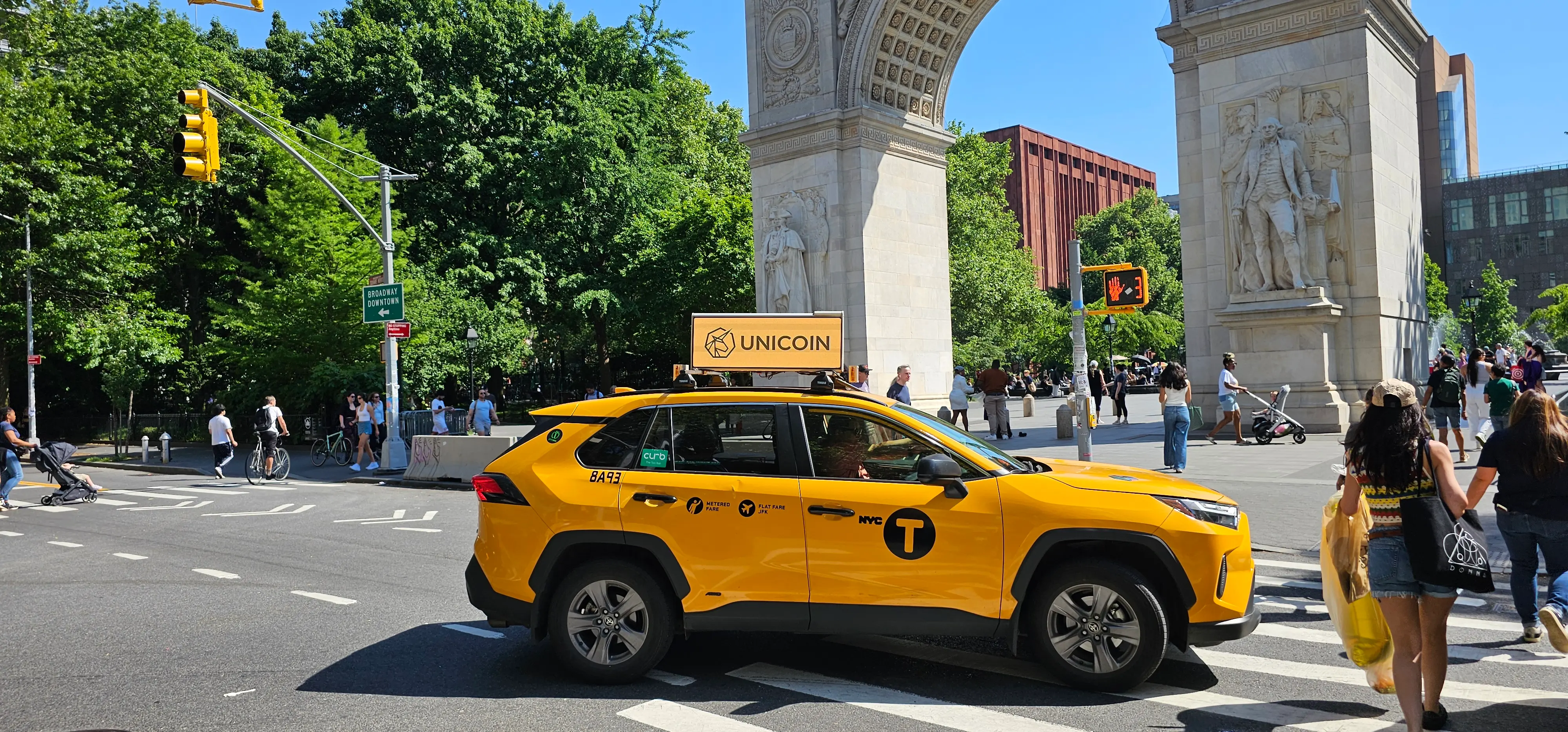 Реклама Unicoin на такси в Манхэттене в мае 2024 года.